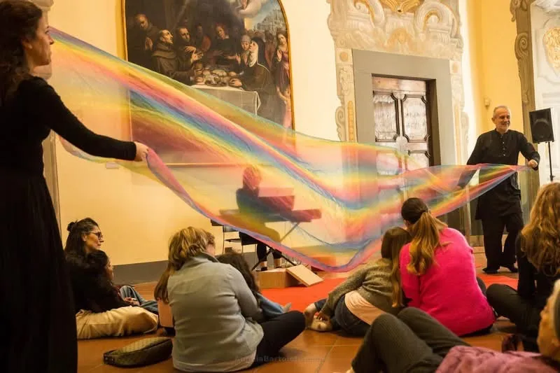 MiniMiniature con un grande telo colorato in uno spazio condiviso