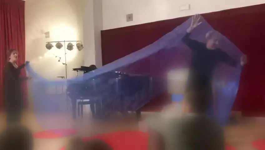 Anteprima della clip con il velo blu