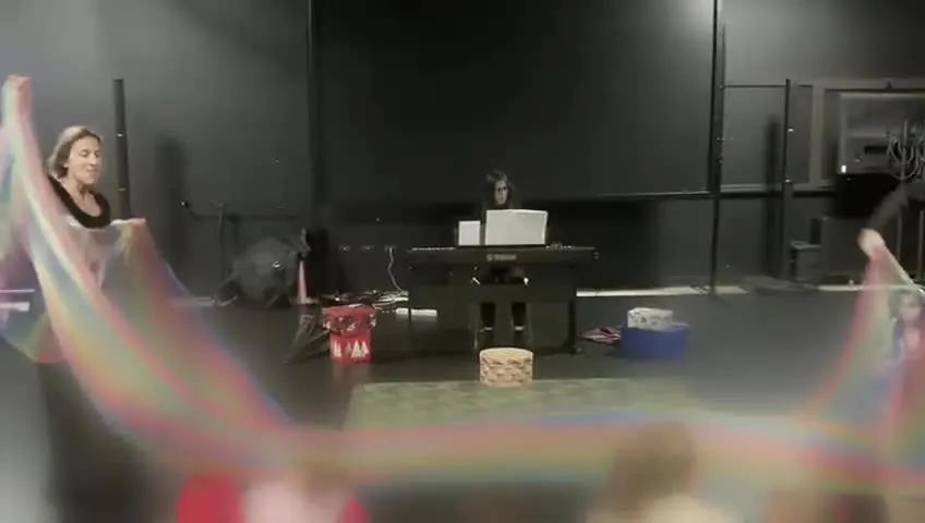 Anteprima della clip con il telo arcobaleno